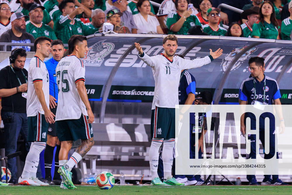 Santiago Gimenez 11 of Mexico reacts from the sideless after a no call foul during an International Friendly, Länderspiel, Nationalmannschaft match against Chile at Los Angeles Memorial Coliseum on Tuesday, October 6, 2026, in Los Angeles, California. Mexico loses to Chile, 0-2. JAVIER ROJAS PI Los Angeles USA - ZUMAp124 20261006_zaa_p124_163