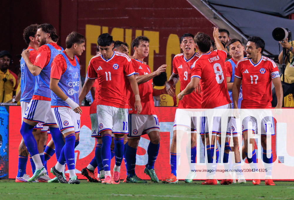 Maximiliano Gutierrez 9 of Chile is congratulated by teammates after scoring a goal during an International Friendly, Länderspiel, Nationalmannschaft match against Mexico at Los Angeles Memorial Coliseum on Tuesday, October 6, 2026, in Los Angeles, California. Mexico loses to Chile, 0-2. JAVIER ROJAS PI Mexico Vs. Peru - ZUMAp124 20261006_zaa_p124_157