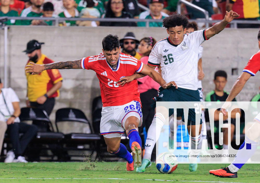 Isaias Violante 26 of Mexico battles for the ball with Diego Ulloa 26 of Chile during an International Friendly, Länderspiel, Nationalmannschaft match at Los Angeles Memorial Coliseum on Tuesday, October 6, 2026, in Los Angeles, California. Mexico loses to Chile, 0-2. JAVIER ROJAS PI Los Angeles USA - ZUMAp124 20261006_zaa_p124_167