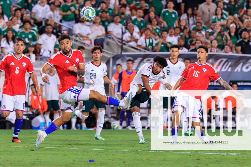 Isaias Violante 26 of Mexico takes a shot into goal during an International Friendly, Länderspiel, Nationalmannschaft match against Chile at Los Angeles Memorial Coliseum on Tuesday, October 6, 2026, in Los Angeles, California. Mexico loses to Chile, 0-2. JAVIER ROJAS PI Los Angeles USA - ZUMAp124 20261006_zaa_p124_169