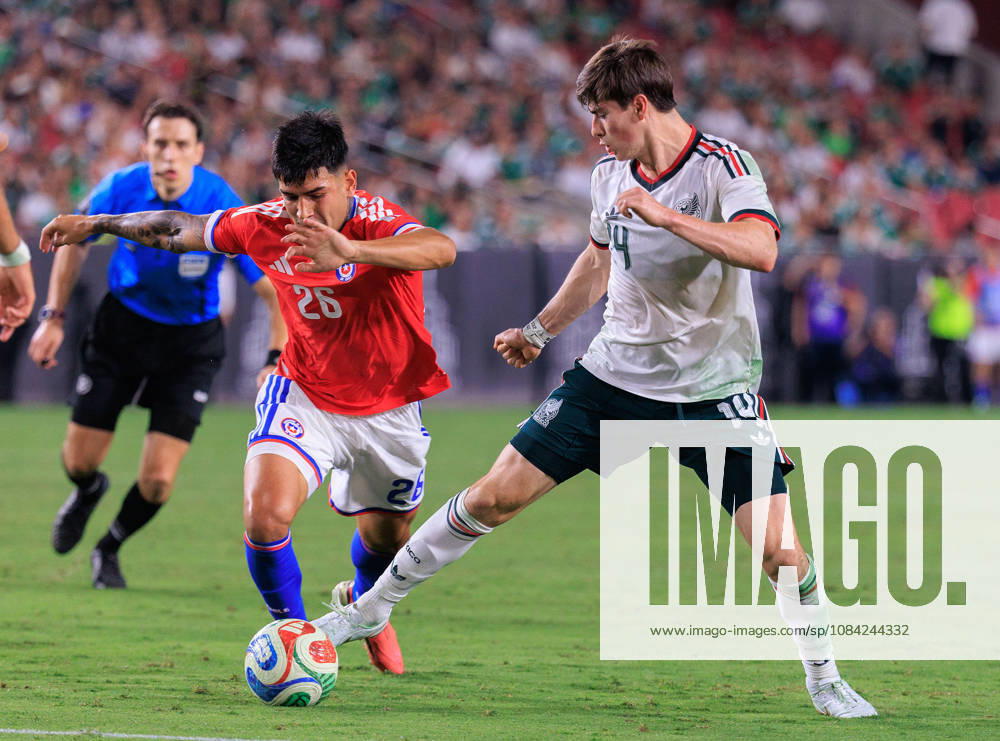 Armando Gonzalez 14 of Mexico wins the ball from Diego Ulloa 26 of Chile during an International Friendly, Länderspiel, Nationalmannschaft match at Los Angeles Memorial Coliseum on Tuesday, October 6, 2026, in Los Angeles, California. Mexico loses to Chile, 0-2. JAVIER ROJAS PI Mexico Vs. Peru - ZUMAp124 20261006_zaa_p124_161