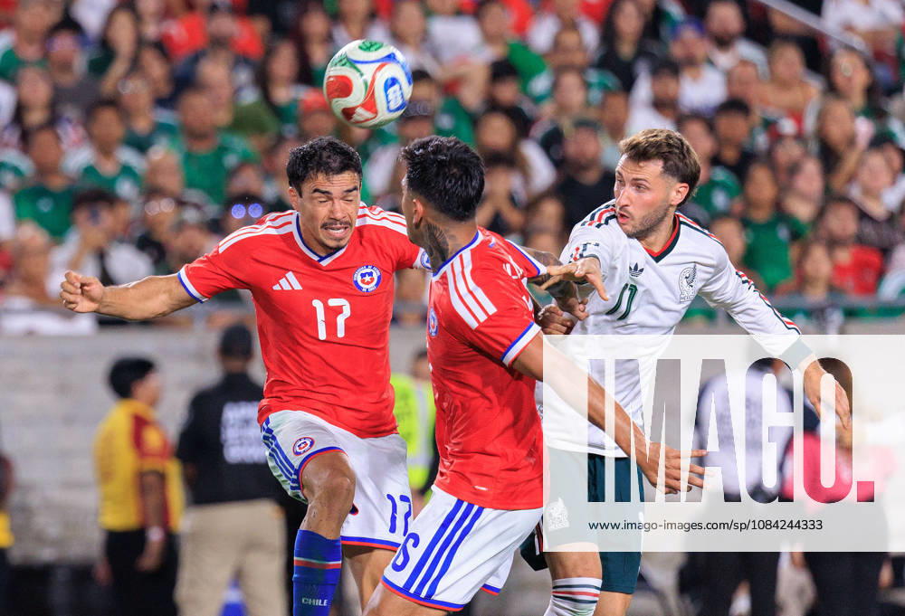 Santiago Gimenez 11 of Mexico loses a head ball to Gabriel Suazo 17 of Chile during an International Friendly, Länderspiel, Nationalmannschaft match at Los Angeles Memorial Coliseum on Tuesday, October 6, 2026, in Los Angeles, California. Mexico loses to Chile, 0-2. JAVIER ROJAS PI Los Angeles USA - ZUMAp124 20261006_zaa_p124_172