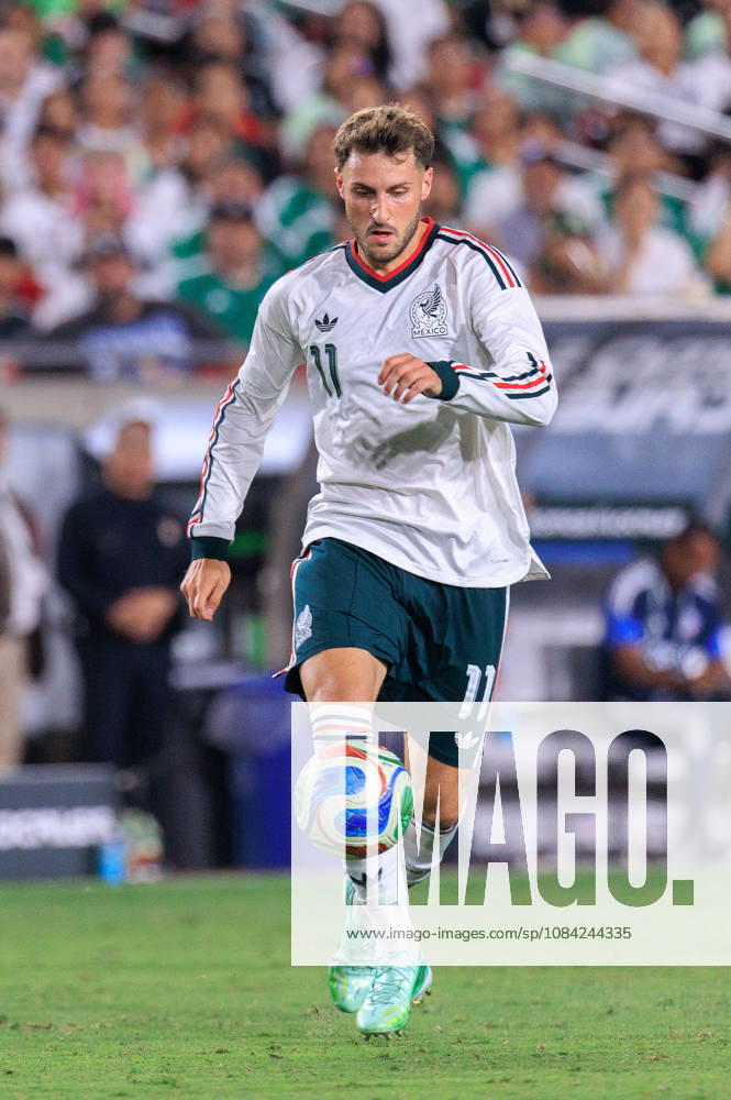 Santiago Gimenez 11 of Mexico controls the ball during an International Friendly, Länderspiel, Nationalmannschaft match against Chile at Los Angeles Memorial Coliseum on Tuesday, October 6, 2026, in Los Angeles, California. Mexico loses to Chile, 0-2. JAVIER ROJAS PI Los Angeles USA - ZUMAp124 20261006_zaa_p124_173
