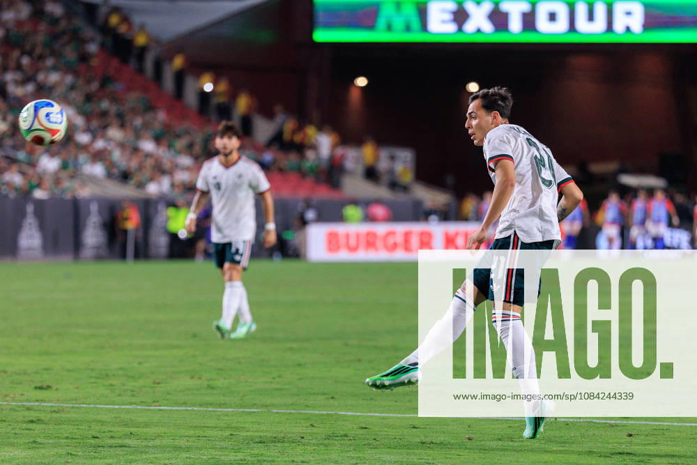 Hugo Camberos 21 of Mexico passed the ball during an International Friendly, Länderspiel, Nationalmannschaft match against Chile at Los Angeles Memorial Coliseum on Tuesday, October 6, 2026, in Los Angeles, California. Mexico loses to Chile, 0-2. JAVIER ROJAS PI Los Angeles USA - ZUMAp124 20261006_zaa_p124_170