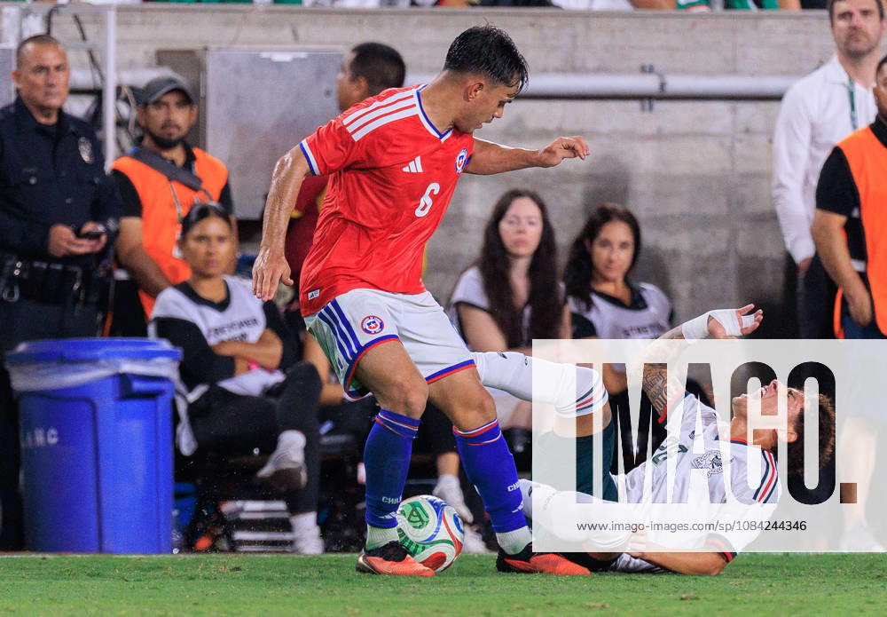 Santiago Sandoval 28 of Mexico reacts after being fouled by Vicente Pizarro 6 of Chile during an International Friendly, Länderspiel, Nationalmannschaft match at Los Angeles Memorial Coliseum on Tuesday, October 6, 2026, in Los Angeles, California. Mexico loses to Chile, 0-2. JAVIER ROJAS PI Los Angeles USA - ZUMAp124 20261006_zaa_p124_175