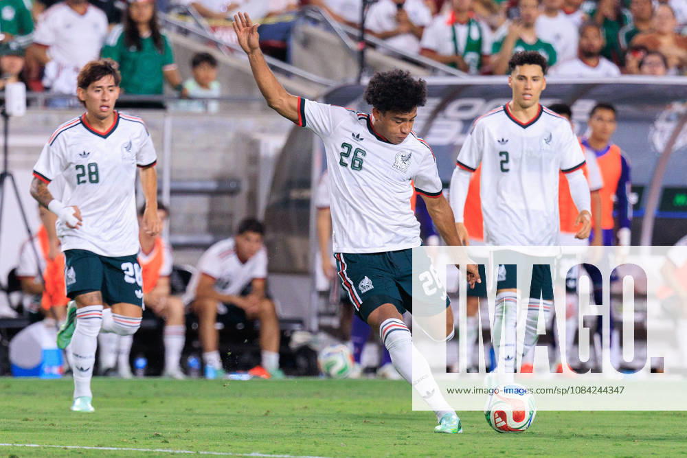Isaias Violante 26 of Mexico takes a shot into goal during an International Friendly, Länderspiel, Nationalmannschaft match against Chile at Los Angeles Memorial Coliseum on Tuesday, October 6, 2026, in Los Angeles, California. Mexico loses to Chile, 0-2. JAVIER ROJAS PI Mexico Vs. Peru - ZUMAp124 20261006_zaa_p124_168