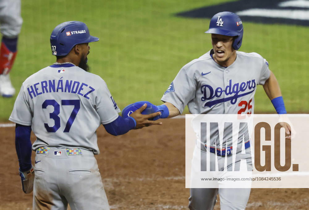 Los Angeles Dodgers Tommy Edman (25) is congratulated by Teoscar Hernandez (37) after scoring on a single by Andy Pages against the Atlanta Braves in the seventh inning in an MLB, Baseball Herren, USA National League Division Series playoff game at Truist Park in Atlanta, Georgia, on Wednesday, October 7, 2026. ATL20261007717 MIKExZARRILLI