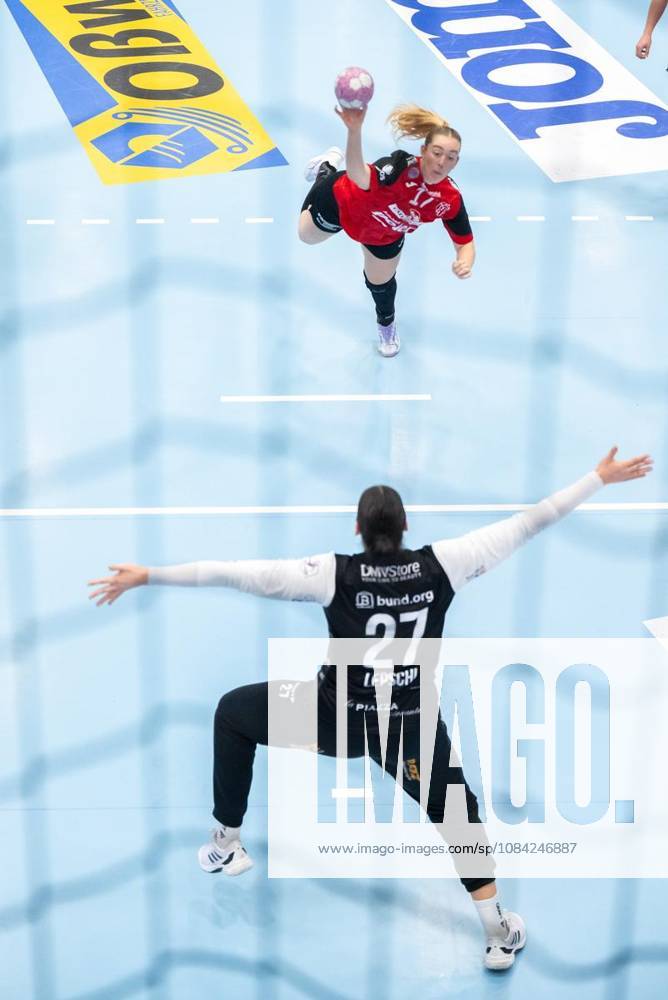 Handball Frauen 1. Bundesliga Frauen Saison 2026-2027 Salzhalle 5. Spieltag Thüringer HC - HSG Blomberg-Lippe im Foto: Levke Kretschmann 17 (Thüringer HC) im Zweikampf mit Lara Lepschi 27 (HSG Blomberg-Lippe) ( Deutschland Thueringen Bad Langensalza
