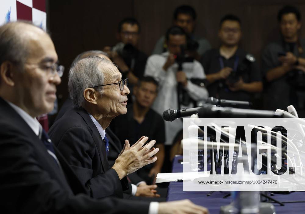 Nobel chemistry prize co-winner Soai Kenso Soai (R), a professor emeritus at the Tokyo University of Science, attends a press conference, PK, Pressekonferenz at the university in Tokyo on Oct. 7, 2026, after receiving the 2026 Nobel Prize in Chemistry. Soai and French researcher Henri Kagan shared the prize for the discovery of non-linear effects and autocatalysis in asymmetric organic synthesis, the Royal Swedish Academy of Sciences said earlier in the day. A14AA0005630410P