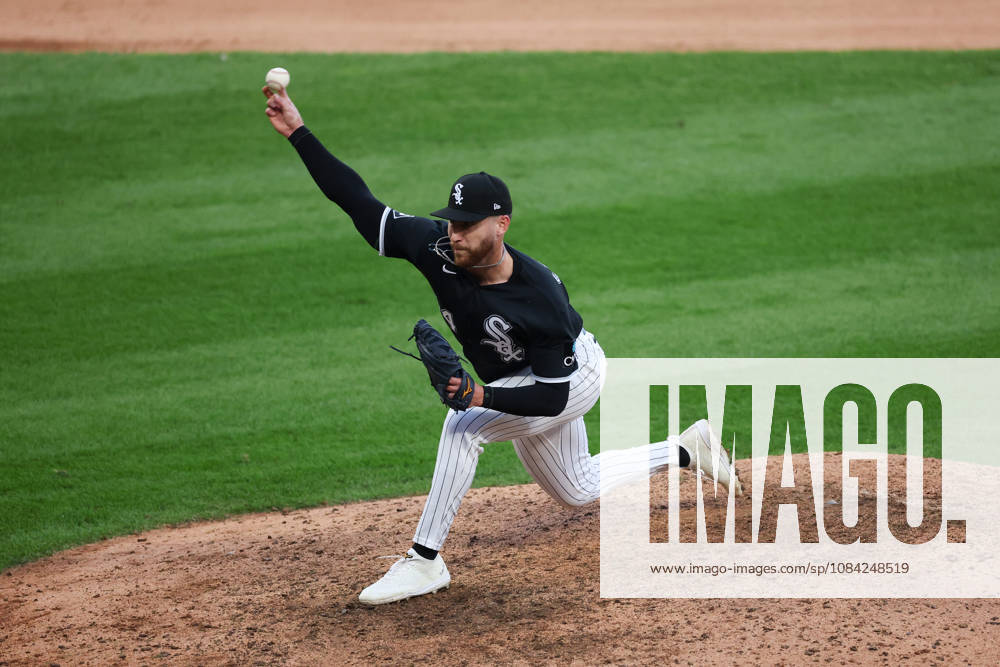 Chicago, Il - Illinois, USA - United States: Chicago White Sox pitcher David Sandlin works during the eighth inning against the Cleveland Guardians in Game 3 of the American League Division Series at Rate Field on Wednesday, Oct. 7, 2026, in Chicago. Sports News - October 7, 2026 - ZUMAm67_ 0868872924st