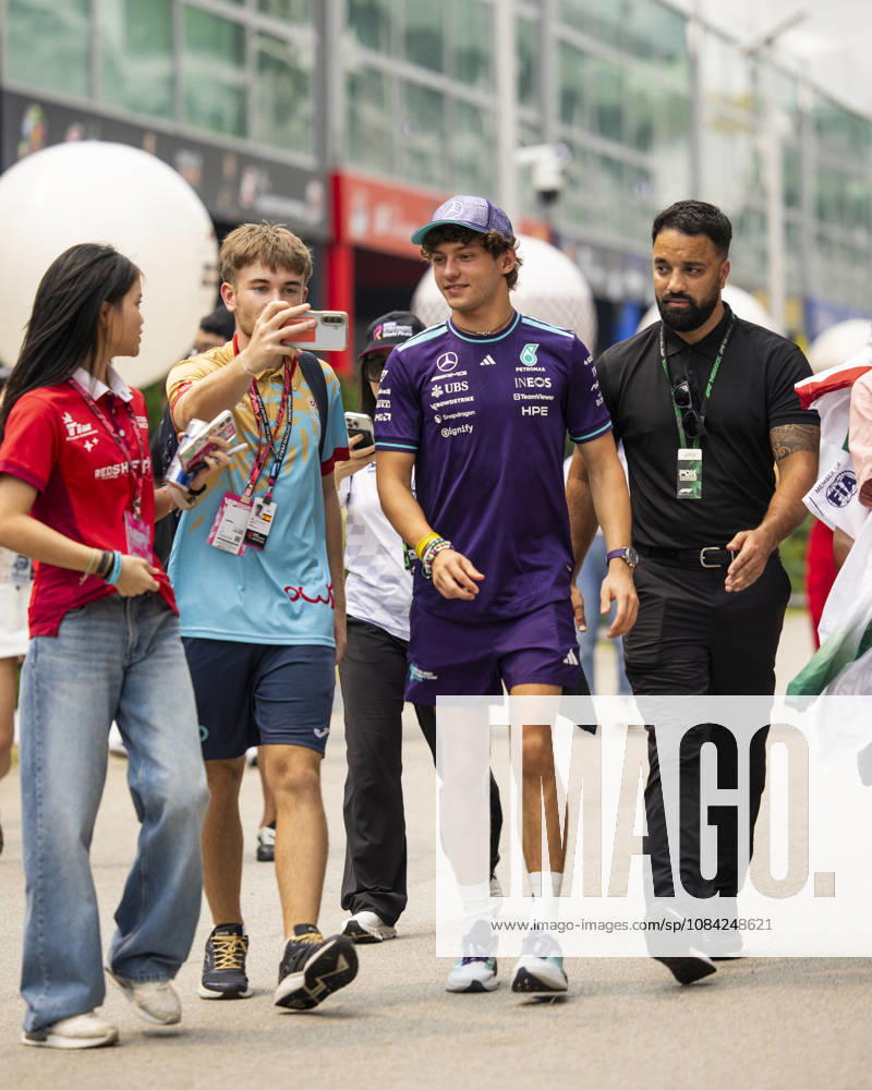 F1 - SINGAPORE GRAND PRIX 2026 KIMI ANTONELLI Andrea (ita), Mercedes AMG F1 Team W16, portrait during the 2026 Formula 1 Singapore Grand Prix, 17th round of the 2026 Formula One World Championship, WM, Weltmeisterschaft from October 9 to 11, 2026 on the Marina Bay Street Circuit, in Singapore, Singapore - SingaporeSingapore