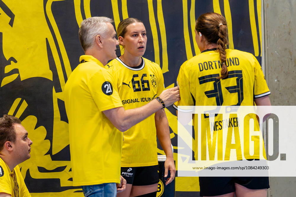 Dortmund, 07.10.2026, Handball, Damen, Alsco Handball Bundesliga Frauen, 5. Spieltag , BVB Borussia Dortmund - Buxtehuder SV Gespräch an der Spielerbank zwischen Guro Nestaker (BVB, 33), Dana Bleckmann (BVB, 66) und Kay Rothenpieler (Trainer BVB) Dortmund Sporthalle Wellinghofen NRW Germany