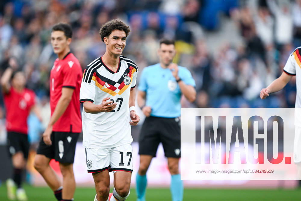 U21, U 21 Laenderspiel - 26 27 - Deutschland - Georgien am 06.10.2026 in der SchücoArena in Bielefeld Jubel, Torjubel, Torschuetze, Torschütze Noah Darvich (Deustchland) jubelt nach seinem Tor zum 1:0.