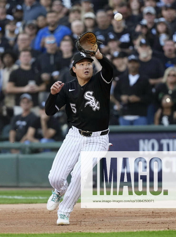 Baseball: Division Series between Guardians and White Sox Chicago White Sox first baseman Munetaka Murakami fields a grounder by Chase DeLauter of the Cleveland Guardians with the bases loaded in the third inning of Game 3 of the American League Division Series at Rate Field in Chicago on Oct. 7, 2026. A14AA0005630463P
