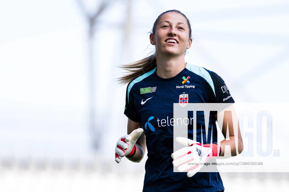 Goalkeeper Cecilie Haustaker Fiskerstrand of the Norwegian womens national football team during a training session on October 8, 2026 in Bucharest. Photo: Marius Simensen BILDBYRAN Cop 238 bbeng dam fifa women s world cup qualifier football fotball fotboll norge norway practice soccer training trening träning