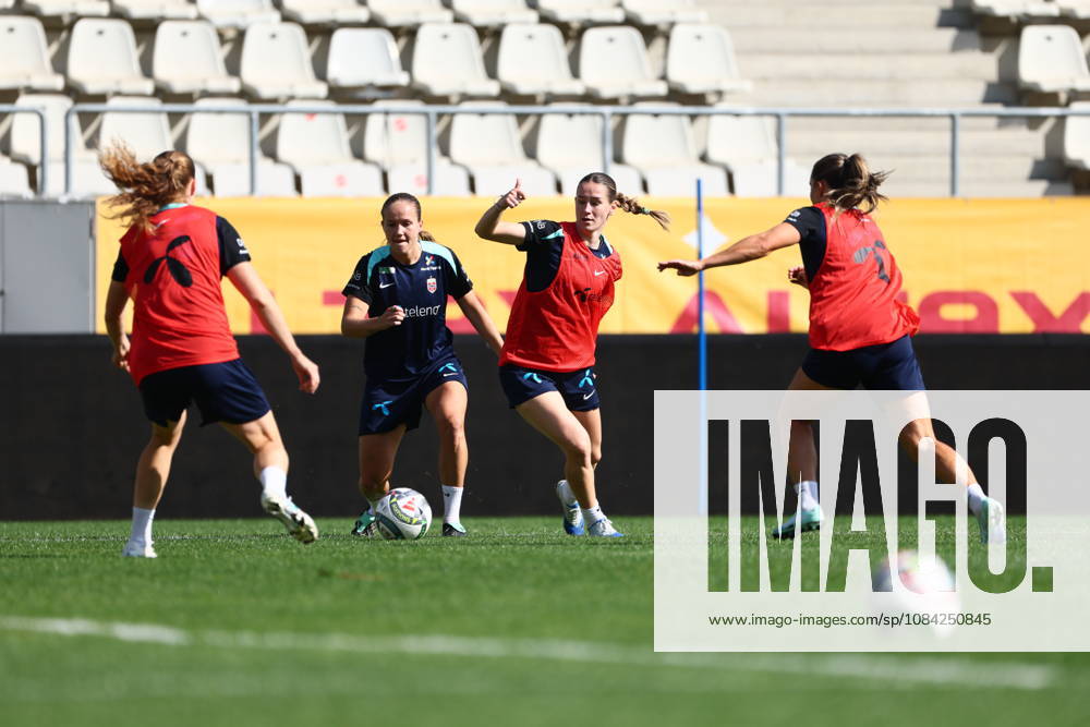 The women s national soccer team is preparing for the World Cup qualifier in Bucharest, Romania, October 8, 2026. Guro Reiten and Elisabeth Terland during a training session at Stadionul Arcul de Triumf, for the World Cup qualifying match against Romania. Photo: Nikola Krstic, NTB Romania, Bucharest. . RESTRICTED USE FOR BETTING COMPANIES