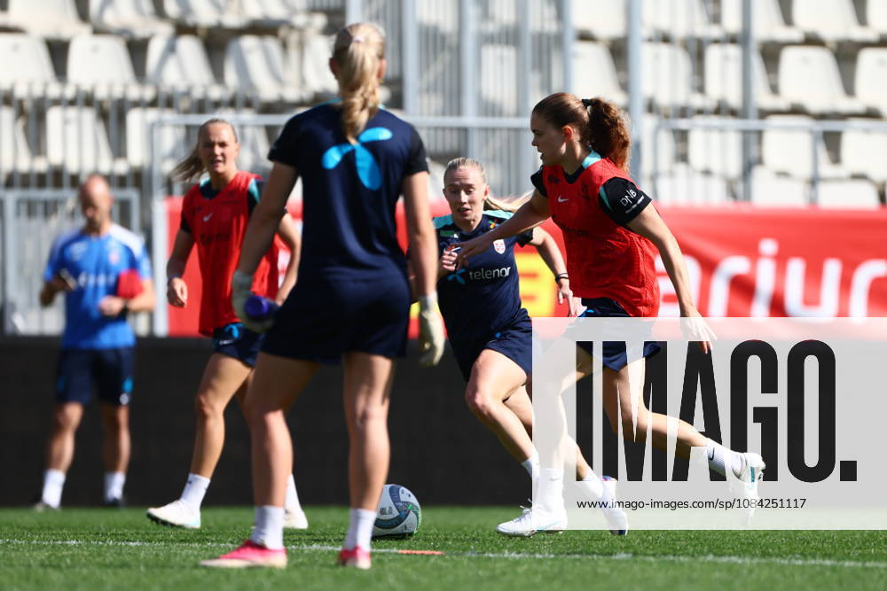 Women s National Soccer Team Prepares for World Cup Qualifiers Bucharest, Romania, October 8, 2026 Thea Bjelde and Signe Gaupset during a training session at Stadionul Arcul de Triumf, before the World Cup qualifier against Romania. Photo by Nikola Krstic, NTB Romania, Bucharest. . RESTRICTED USE FOR BETTING COMPANIES.