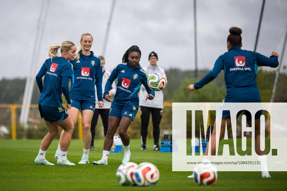 Hanna Lundkvist, Amanda Ilestedt and Monica Jusu Bah of the Swedish women s national football team during a training session on October 8, 2026 in Stockholm. Photo: Johanna Säll BILDBYRAN kod JL JL0637 fotboll football soccer fotball vm-kval kval fifa womens world cup qualifier qualifier träning practice training sverige sweden dam bbengfotboll football soccer fotball vm-kval kval fifa womens world cup qualifier qualifier träning practice training sverige sweden dam bbeng