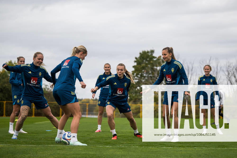 Alice Bergström, Beata Olsson and Nathalie Björn of the Swedish women s national football team during a training session on October 8, 2026 in Stockholm. Photo: Johanna Säll BILDBYRAN kod JL JL0637 fotboll football soccer fotball vm-kval kval fifa womens world cup qualifier qualifier träning practice training sverige sweden dam bbengfotboll football soccer fotball vm-kval kval fifa womens world cup qualifier qualifier träning practice training sverige sweden dam bbeng