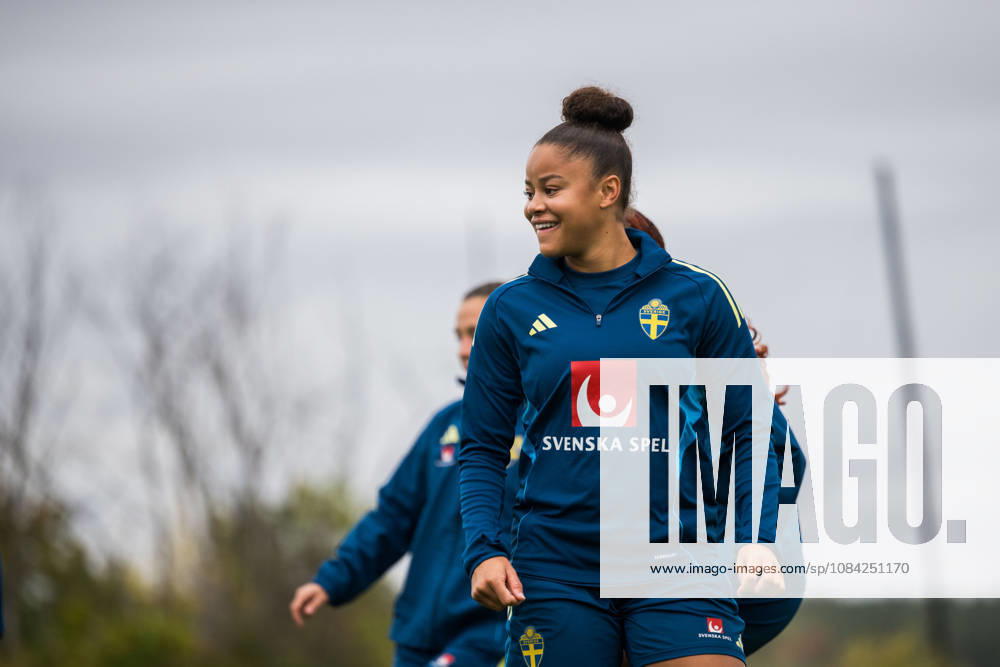 Felicia Schröder of the Swedish women s national football team during a training session on October 8, 2026 in Stockholm. Photo: Johanna Säll BILDBYRAN kod JL JL0637 fotboll football soccer fotball vm-kval kval fifa womens world cup qualifier qualifier träning practice training sverige sweden dam bbengfotboll football soccer fotball vm-kval kval fifa womens world cup qualifier qualifier träning practice training sverige sweden dam bbeng