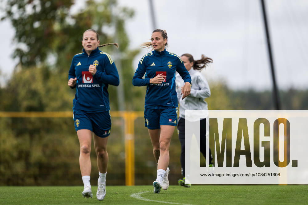 Anna Anvegard and Nathalie Björn of the Swedish women s national football team during a training session on October 8, 2026 in Stockholm. Photo: Johanna Säll BILDBYRAN kod JL JL0637 fotboll football soccer fotball vm-kval kval fifa womens world cup qualifier qualifier träning practice training sverige sweden dam bbengfotboll football soccer fotball vm-kval kval fifa womens world cup qualifier qualifier träning practice training sverige sweden dam bbeng
