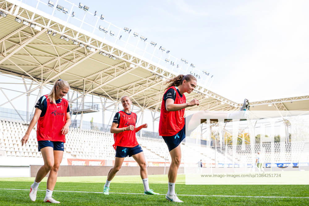 Mathilde Harviken, Julie Blakstad and Signe Gaupset of the Norwegian womens national football team during a training session on October 8, 2026 in Bucharest. Photo: Marius Simensen BILDBYRAN Cop 238 bbeng dam fifa women s world cup qualifier football fotball fotboll norge norway practice soccer training trening träning