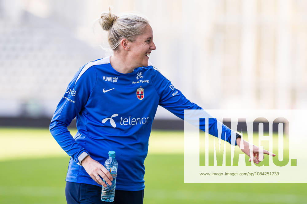 Head coach Gemma Grainger of the Norwegian womens national football team during a training session on October 8, 2026 in Bucharest. Photo: Marius Simensen BILDBYRAN Cop 238 bbeng dam fifa women s world cup qualifier football fotball fotboll norge norway practice soccer training trening träning