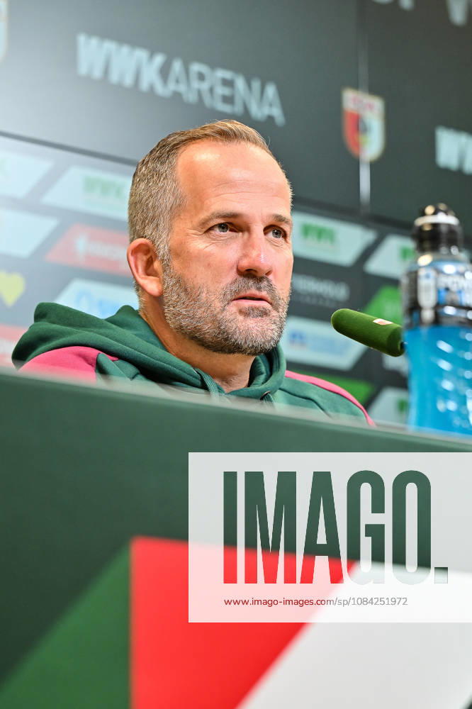 Pressekonferenz FC Augsburg, 08.10.2026 AUGSBURG, GERMANY; 08. OCTOBER: im Bild Manuel BAUM Coach FC Augsburg bei der Pressekonferenz vor der Bundesliga Partie gegen den FC Bayern