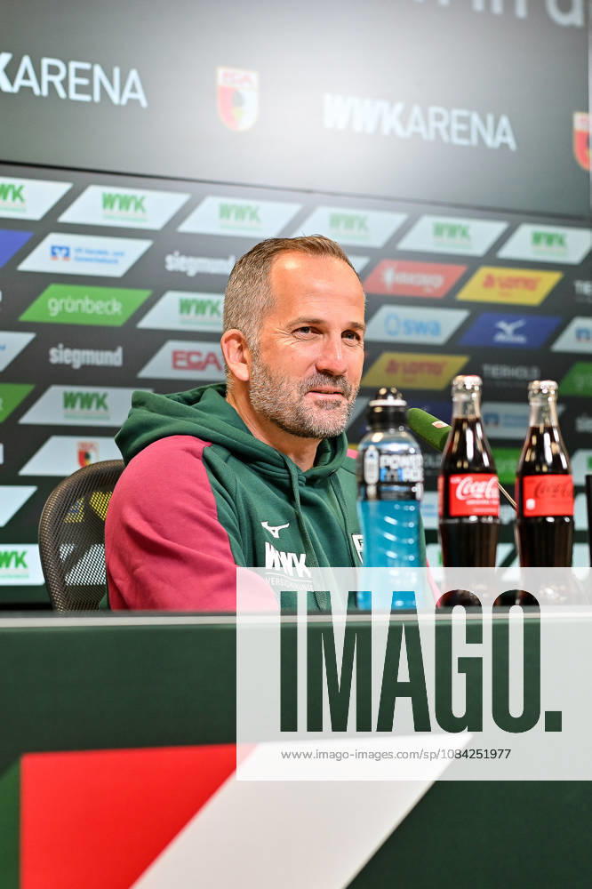 Pressekonferenz FC Augsburg, 08.10.2026 AUGSBURG, GERMANY; 08. OCTOBER: im Bild Manuel BAUM Coach FC Augsburg bei der Pressekonferenz vor der Bundesliga Partie gegen den FC Bayern