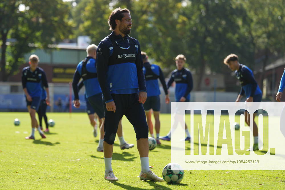 Deutschland: Fussball, Trainingseinheit, 3. Liga, Saison 2026-2027, NVB-Campus B-Platz Hänsch-Arena, SV Meppen, Donnerstag, 08.10.2026, Vormittagstraining: Ersin Zehir (SV Meppen, 6) kann es nicht fassen