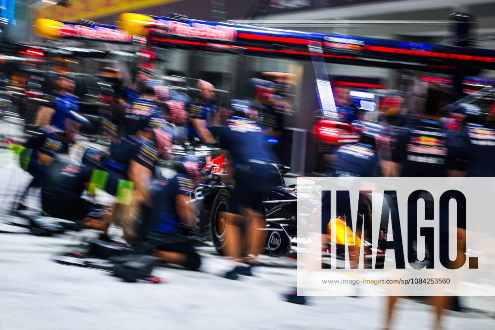 F1 - SINGAPORE GRAND PRIX 2026 03 VERSTAPPEN Max (nld), Red Bull Racing Ford RB22, pitstop practice during the 2026 Formula 1 Singapore Grand Prix, 17th round of the 2026 Formula One World Championship, WM, Weltmeisterschaft from October 9 to 11, 2026 on the Marina Bay Street Circuit, in Singapore, Singapore - SingaporeSingapore