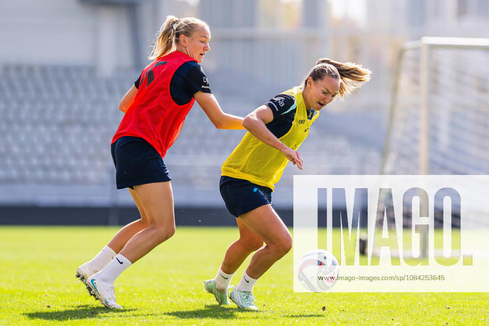 Frida Maanum and Marit Bratberg Lund of the Norwegian womens national football team during a training session on October 8, 2026 in Bucharest. Photo: Marius Simensen BILDBYRAN Cop 238 bbeng dam fifa women s world cup qualifier football fotball fotboll norge norway practice soccer training trening träning
