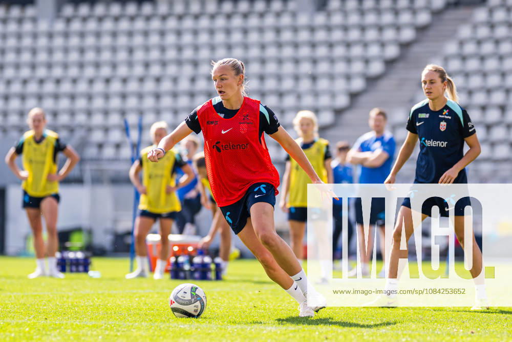 Frida Maanum of the Norwegian womens national football team during a training session on October 8, 2026 in Bucharest. Photo: Marius Simensen BILDBYRAN Cop 238 bbeng dam fifa women s world cup qualifier football fotball fotboll norge norway practice soccer training trening träning