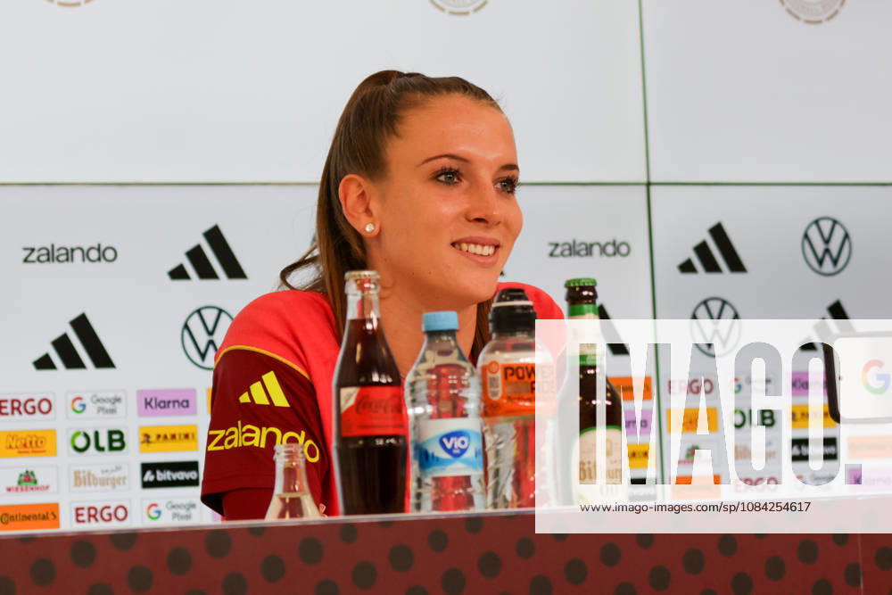 Fussball DFB Medientermine, Deutsche Frauennationalmannschaft - Pressekonferenz und Abschlusstraining v.l. Ena Mahmutovic (Deutsche Frauennationalmannschaft) Karlsruhe