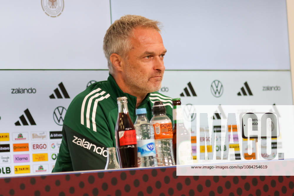 Fussball DFB Medientermine, Deutsche Frauennationalmannschaft - Pressekonferenz und Abschlusstraining v.l. Christian Wück (Deutsche Frauennationalmannschaft) Karlsruhe