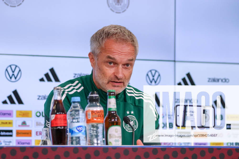 Karlsruhe, Deutschland: 08.10.2026 - Deutsche Fußballnationalmannschaft der Frauen - Abschlusspressekonferenz - Testspiel Deutschland vs. Australien Im Bild: Bundestrainer Christian Wück Wueck (Deutschland) bei der Abschlusspressekonferenz in Karlsruhe