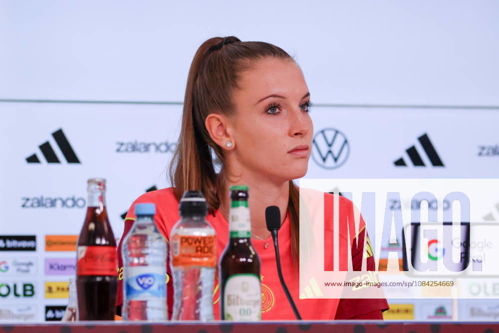 Karlsruhe, Deutschland: 08.10.2026 - Deutsche Fußballnationalmannschaft der Frauen - Abschlusspressekonferenz - Testspiel Deutschland vs. Australien Im Bild: Torhüterin Ena Mahmutovic (Deutschland) bei der Abschlusspressekonferenz in Karlsruhe