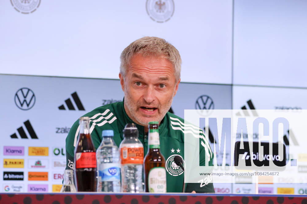 Karlsruhe, Deutschland: 08.10.2026 - Deutsche Fußballnationalmannschaft der Frauen - Abschlusspressekonferenz - Testspiel Deutschland vs. Australien Im Bild: Bundestrainer Christian Wück Wueck (Deutschland) bei der Abschlusspressekonferenz in Karlsruhe