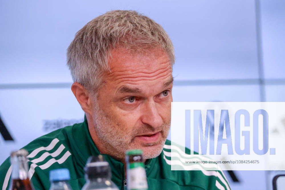 Karlsruhe, Deutschland: 08.10.2026 - Deutsche Fußballnationalmannschaft der Frauen - Abschlusspressekonferenz - Testspiel Deutschland vs. Australien Im Bild: Bundestrainer Christian Wück Wueck (Deutschland) bei der Abschlusspressekonferenz in Karlsruhe