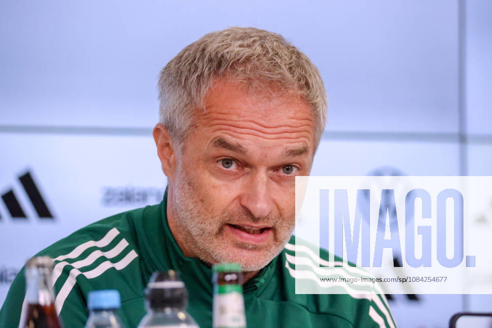 Karlsruhe, Deutschland: 08.10.2026 - Deutsche Fußballnationalmannschaft der Frauen - Abschlusspressekonferenz - Testspiel Deutschland vs. Australien Im Bild: Bundestrainer Christian Wück Wueck (Deutschland) bei der Abschlusspressekonferenz in Karlsruhe