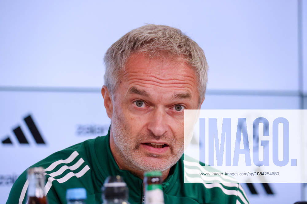 Karlsruhe, Deutschland: 08.10.2026 - Deutsche Fußballnationalmannschaft der Frauen - Abschlusspressekonferenz - Testspiel Deutschland vs. Australien Im Bild: Bundestrainer Christian Wück Wueck (Deutschland) bei der Abschlusspressekonferenz in Karlsruhe