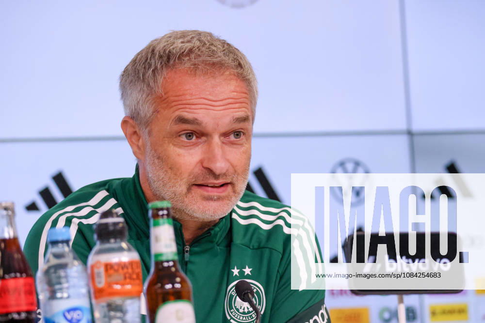 Karlsruhe, Deutschland: 08.10.2026 - Deutsche Fußballnationalmannschaft der Frauen - Abschlusspressekonferenz - Testspiel Deutschland vs. Australien Im Bild: Bundestrainer Christian Wück Wueck (Deutschland) bei der Abschlusspressekonferenz in Karlsruhe