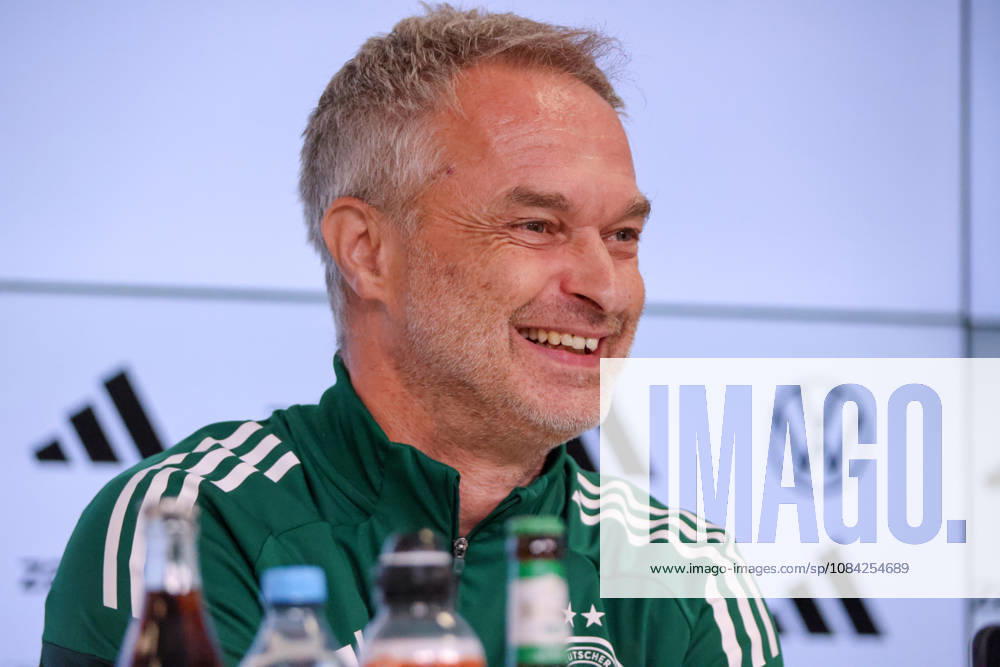 Karlsruhe, Deutschland: 08.10.2026 - Deutsche Fußballnationalmannschaft der Frauen - Abschlusspressekonferenz - Testspiel Deutschland vs. Australien Im Bild: Bundestrainer Christian Wück Wueck (Deutschland) bei der Abschlusspressekonferenz in Karlsruhe