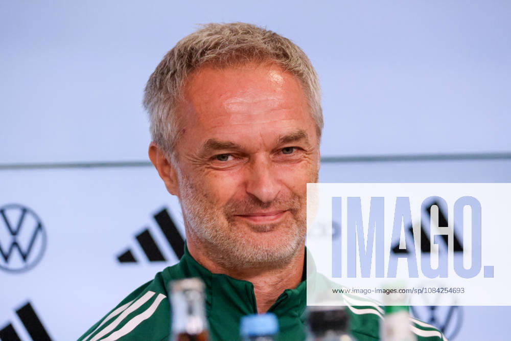 Karlsruhe, Deutschland: 08.10.2026 - Deutsche Fußballnationalmannschaft der Frauen - Abschlusspressekonferenz - Testspiel Deutschland vs. Australien Im Bild: Bundestrainer Christian Wück Wueck (Deutschland) bei der Abschlusspressekonferenz in Karlsruhe