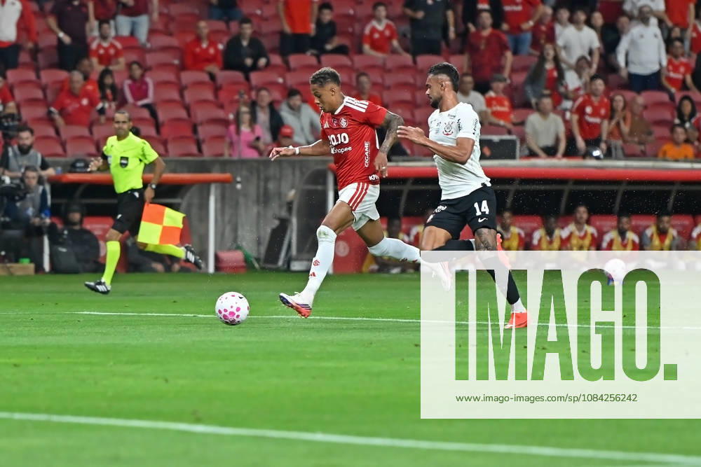 7th October 2026; Beira-Rio Stadium, Porto Alegre, Brazil; Brazilian Serie A Football, Internacional versus Corinthians; Vitinho of Internacional battles for possession ball with Raniele of Corinthians MaxxPeixoto DiaEsportivo