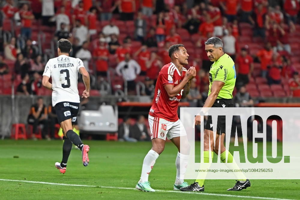 7th October 2026; Beira-Rio Stadium, Porto Alegre, Brazil; Brazilian Serie A Football, Internacional versus Corinthians; Alan Patrick of Internacional complains to the referee Felipe Fernandes de Lima MaxxPeixoto DiaEsportivo