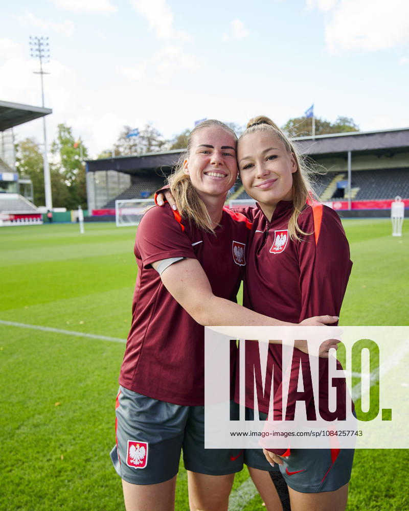 LEUVEN , PILKA NOZNA KOBIET ( WOMEN S FOOTBALL) TRENING OFICJALNY PRZED POLFINALEM BARAZY MISTRZOSTW SWIATA 2027 TRENING NZ. ADRIANA ACHCINSKA, WERONIKA ZAWISTOWSKA FOTO RADOSLAW JOZWIAK CYFRASPORT NEWSPIX.PL --- Newspix.pl RA2_5980