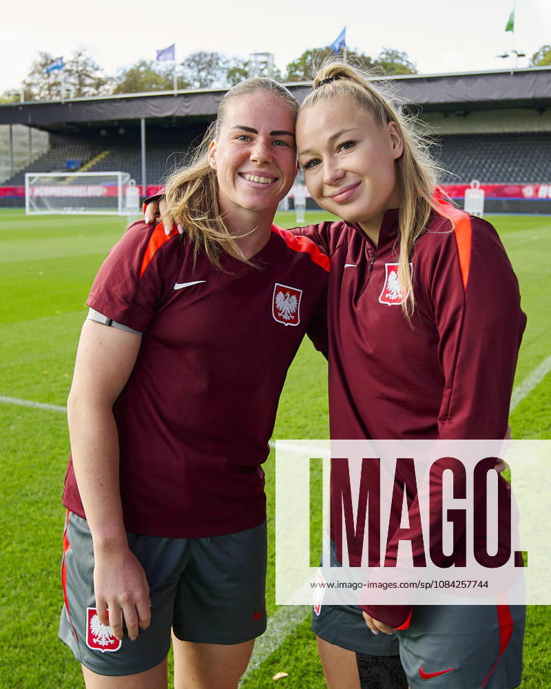 LEUVEN , PILKA NOZNA KOBIET ( WOMEN S FOOTBALL) TRENING OFICJALNY PRZED POLFINALEM BARAZY MISTRZOSTW SWIATA 2027 TRENING NZ. ADRIANA ACHCINSKA, WERONIKA ZAWISTOWSKA FOTO RADOSLAW JOZWIAK CYFRASPORT NEWSPIX.PL --- Newspix.pl RA2_5983
