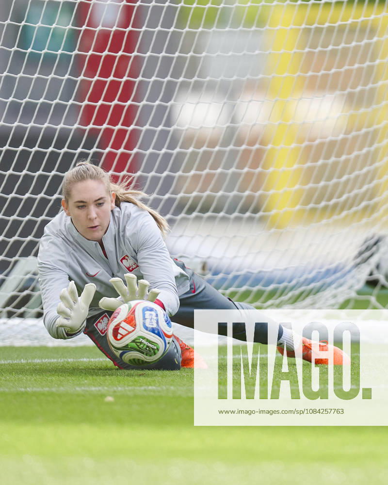 LEUVEN , PILKA NOZNA KOBIET ( WOMEN S FOOTBALL) TRENING OFICJALNY PRZED POLFINALEM BARAZY MISTRZOSTW SWIATA 2027 TRENING NZ. NATALIA RADKIEWICZ FOTO RADOSLAW JOZWIAK CYFRASPORT NEWSPIX.PL --- Newspix.pl RA2_6345