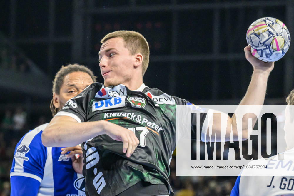 Im Bild v.l.: Nils Lichtlein (Fuechse Berlin, 17), im Angriff, GER, Berlin, Handball, Füchse Berlin vs FC Porto, EHF Champions League, 3. Spieltag der Gruppe A , in der Max Schmeling Halle, Am Falkplatz 1, 08.10.2026,